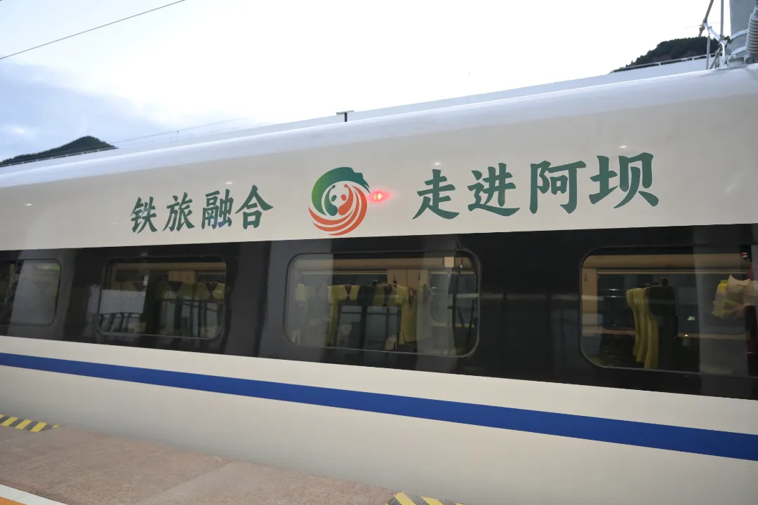 川青鐵路9組CRH2G型高寒動(dòng)車(chē)組新涂裝，來(lái)一飽眼福吧！